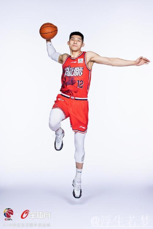 广州男篮发布新赛季球员定妆照:帅气阵容亮眼登场 广州男篮发布新赛季球员定妆照:帅气阵容亮眼登场