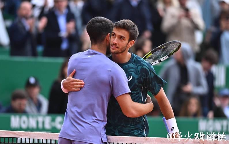 阿尔卡拉斯2-1逆转弗里茨 取得总决赛小组赛两连胜 阿尔卡拉斯2-1逆转弗里茨 取得总决赛小组赛两连胜